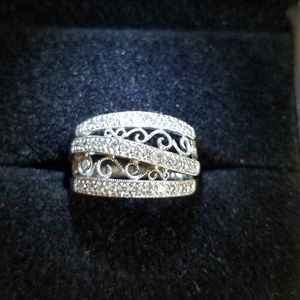 Round cut diamond ring